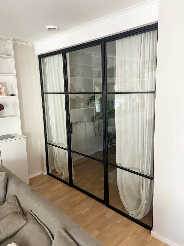 Industrivägg mellan vardagsrum och sovrum