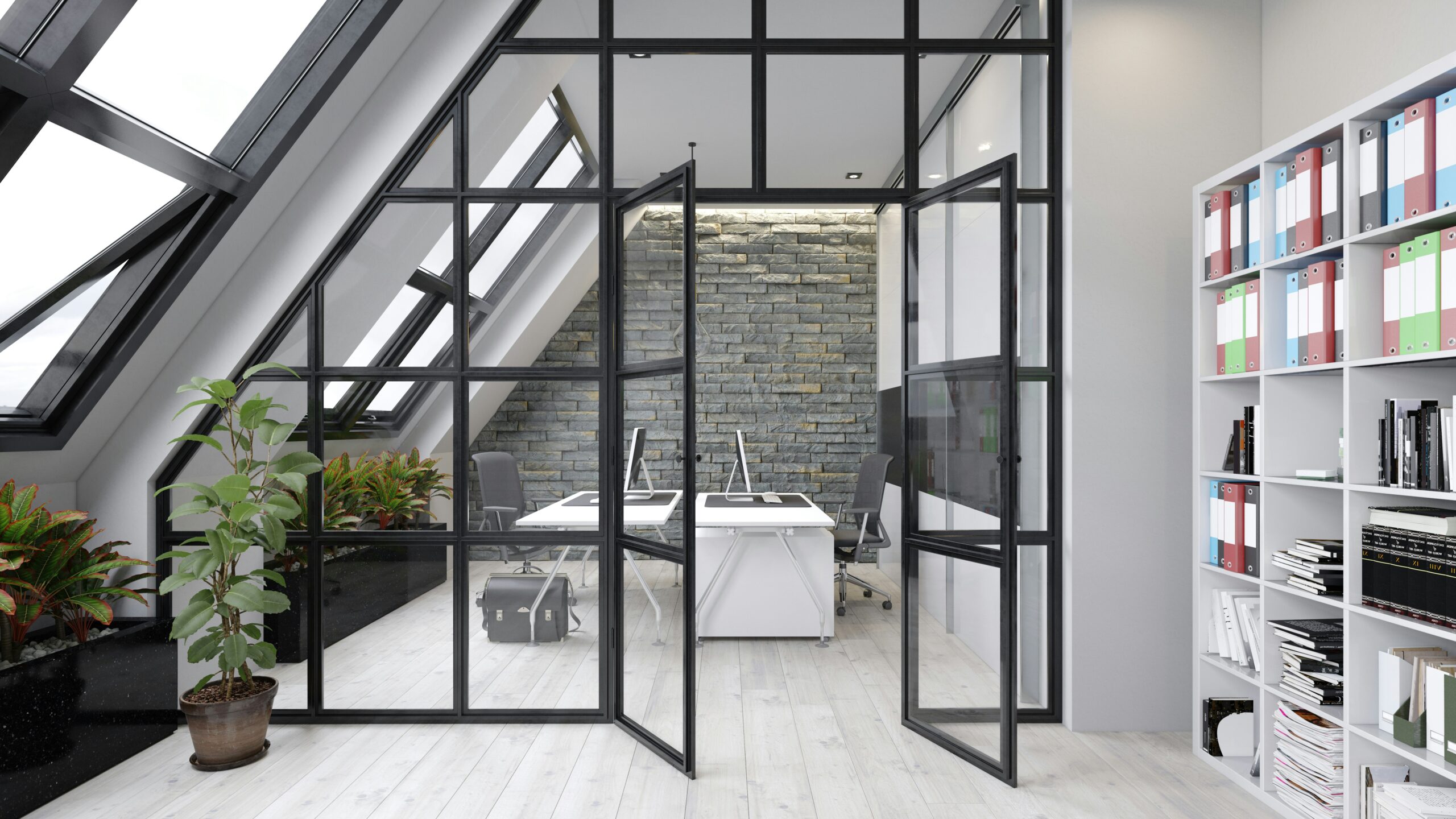 Ett modernt kontorsutrymme i loftstil med glasväggar, svarta ramar och snedtak